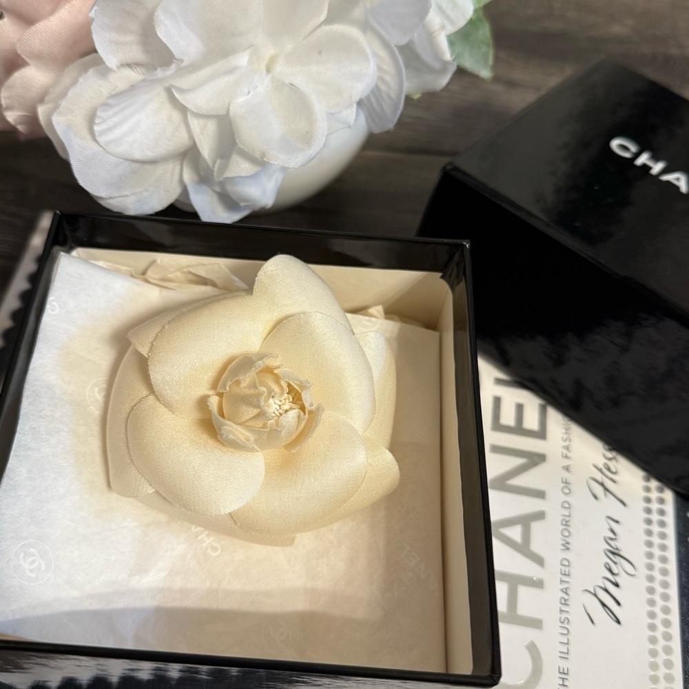 CHANEL Vintage White Fabric Camellia Brooch